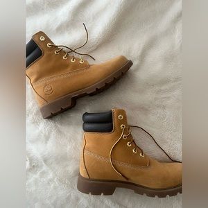 Women’s Timberland boots never worn